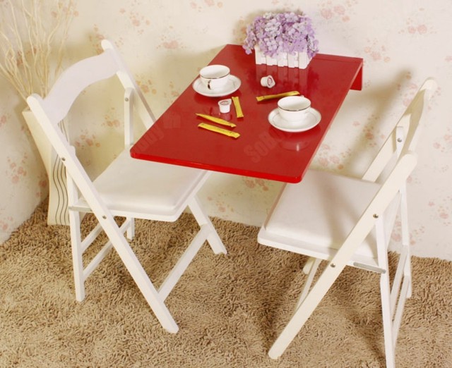 idée gain de place table murale rouge chaise en bois blanche