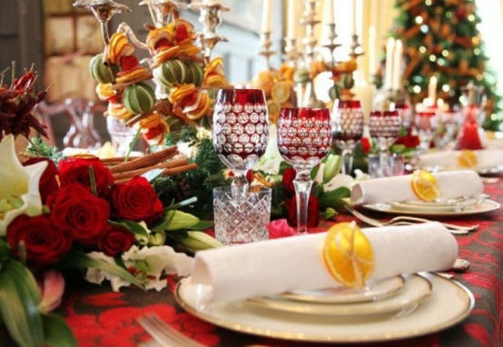 Roses et cannelle pour la fête la Noël classique arrangement  rond serviette 