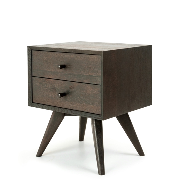 meuble chevet table appoint bois de chêne foncé assortir avec des meubles 