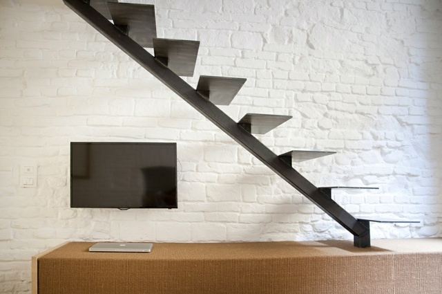 loft chef-d'oeuvre architectural en blanc escalier 