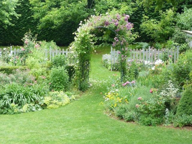 vue petit pergola jardin vert romantique