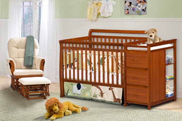 Chambre de bébé avec des meubles en bois