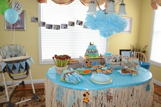 table déco bleue assiettes ballons guirlande girafe