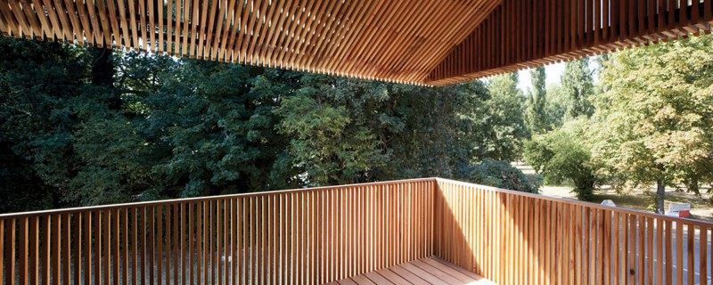 grand balcon bois design maiso 2g moderne architecture extérieur bois designer avenier cornejo jardin