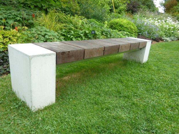 banc contemporain minimaliste en béton et bois