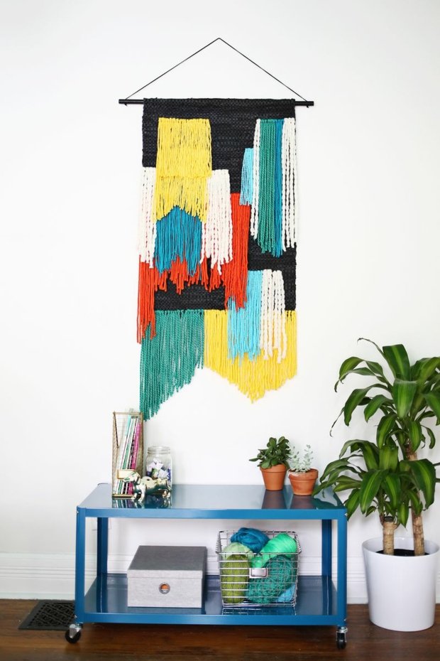 belle tapisserie multicolore suspendue au mur