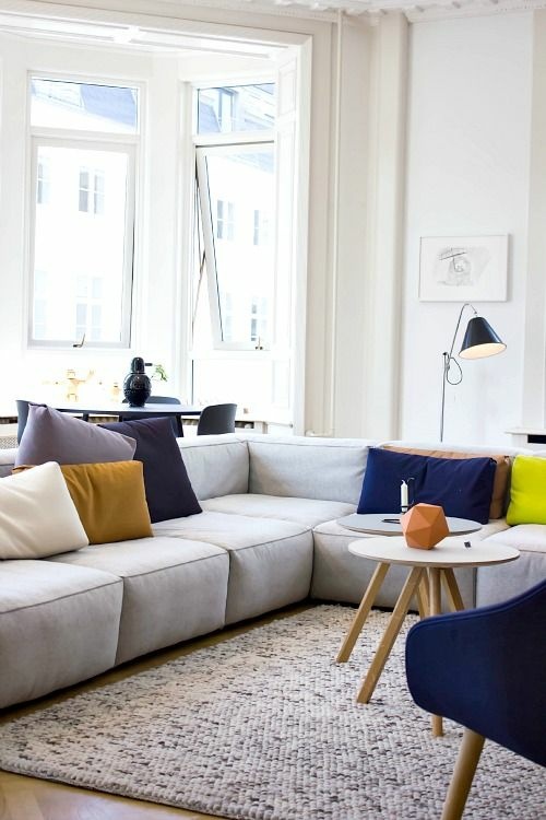 simplicité un canapé d'angle blanc des coussins couleure