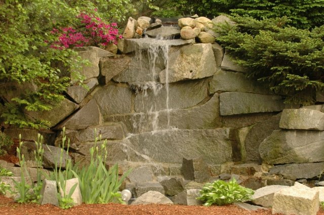 cascade pierres jardin