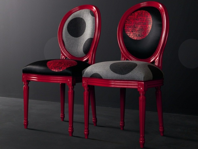 chaise-medaillon-rouge-noir
