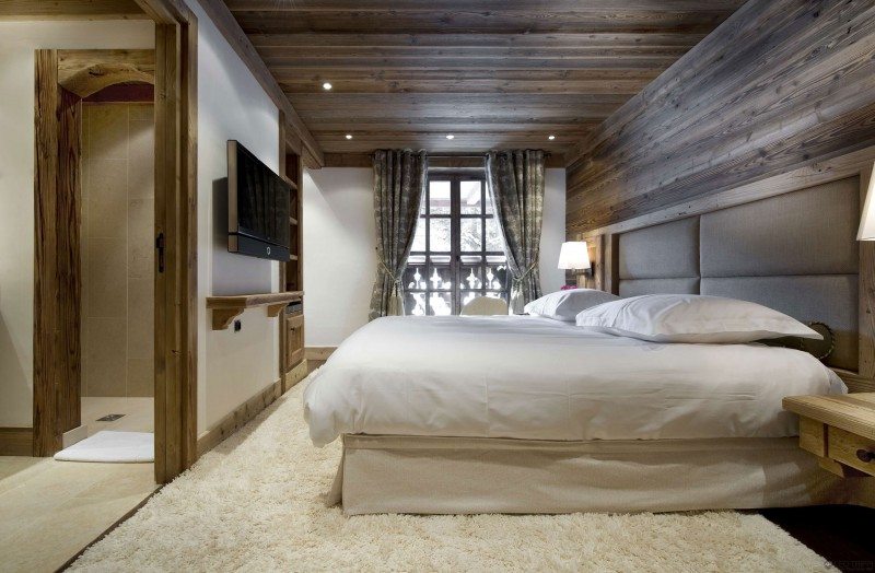 chambre-a-coucher-bois-lit-design-chalet-montagne-les-gentianes-ancien-style-courchevil