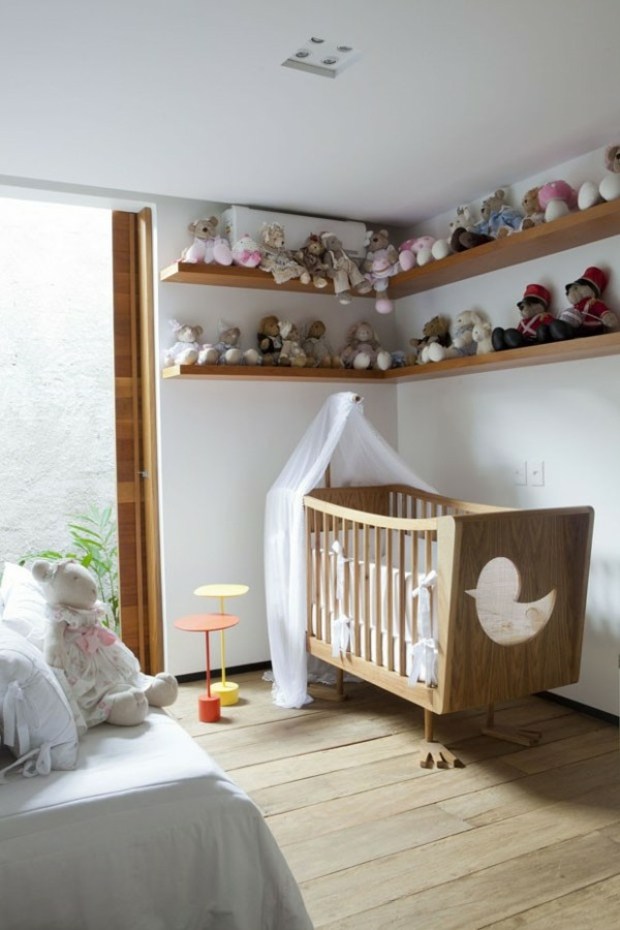 chambre bébé avec berceau en bois et baldaquin