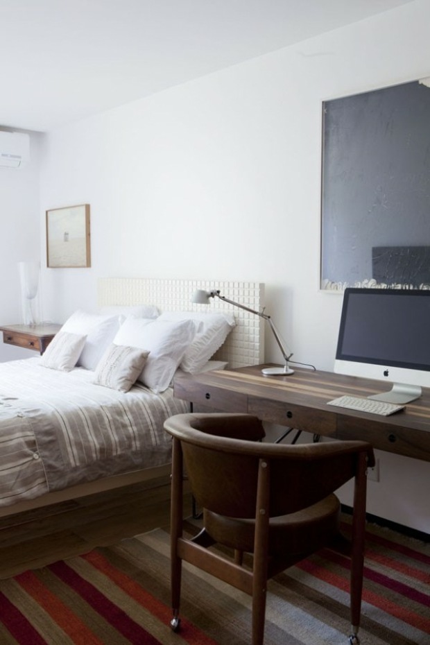 chambre à coucher avec bureau en bois