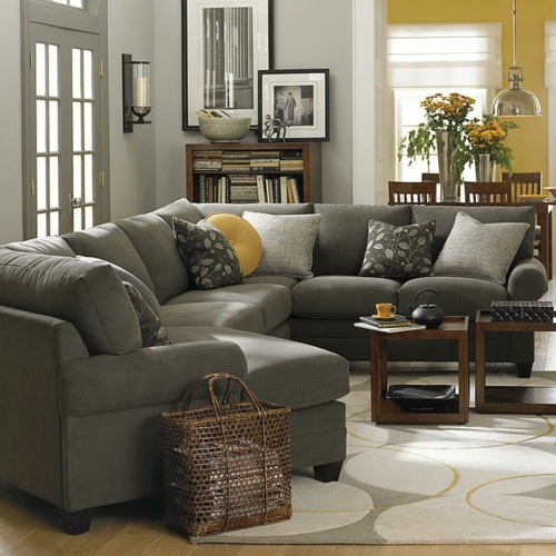 Style grand canapé gris touchet de couleurs dans les coussins