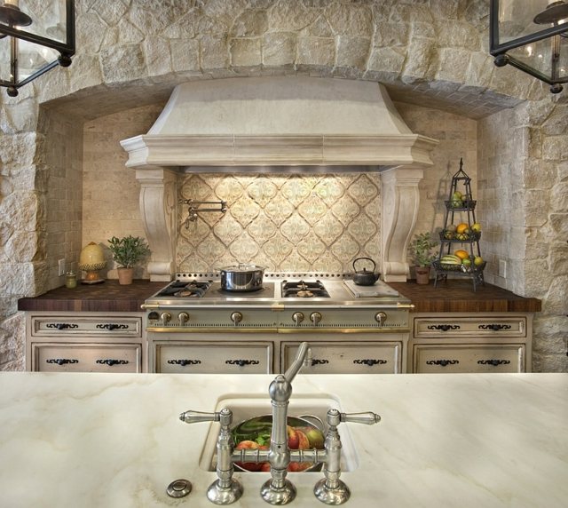 Ambiance chaleureuse revêtement en pierre cuisine méditerranée