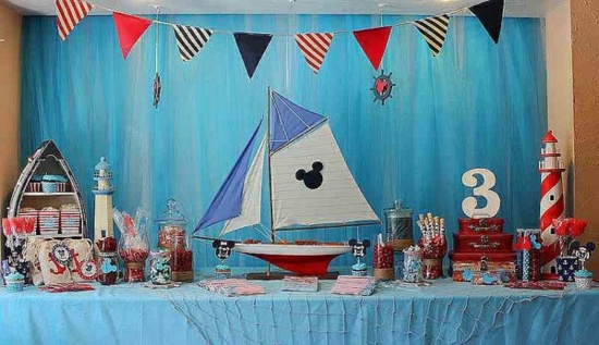 idée de décoration table bleu bateau guirlande papier 
