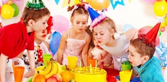 deco-table-d-anniversaire-enfant-idee-amusant-enfants