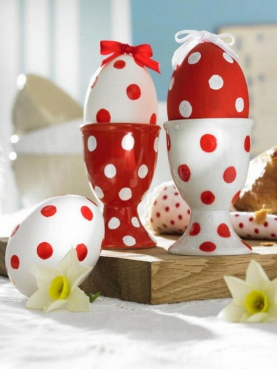 deco table paques oeufs rouge blanc