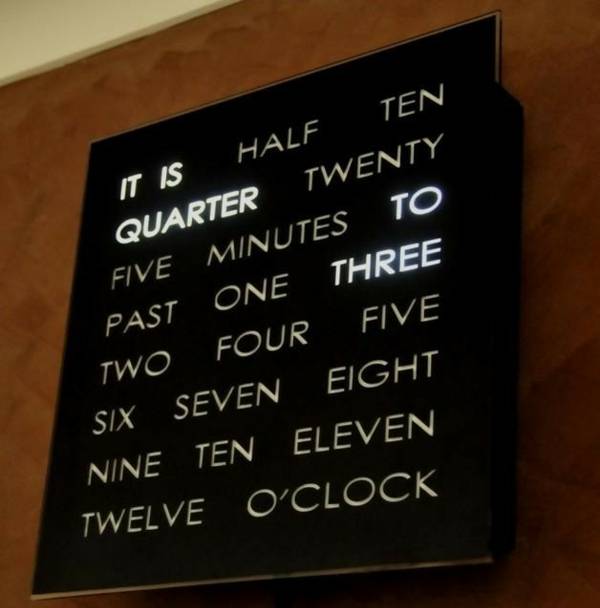 horloge design aucun chiffre indiquer l'heure avec des mots
