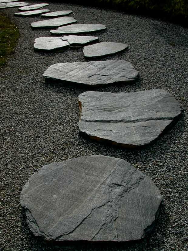 jardin zen avec grandes dalles en pierre