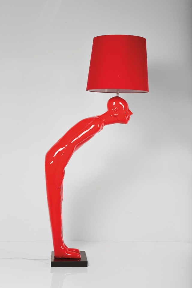 lampadaire rouge design moderne statue