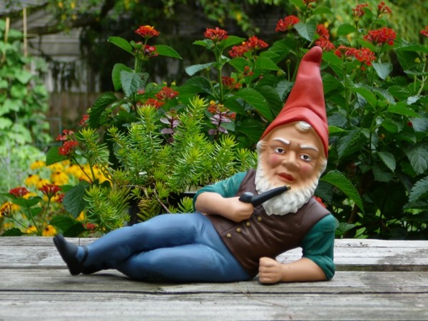 nain de jardin allemand pipe bonnet rouge gnome