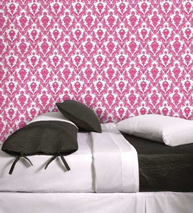 papier peint rose fuschia contraste linge de lit