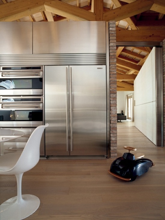 frigo américain rajoute style industriel dans votre cuisine traditionnelle