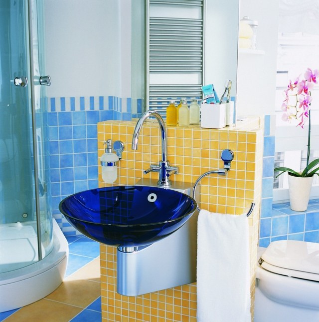 salle de bain coloree jaune bleu