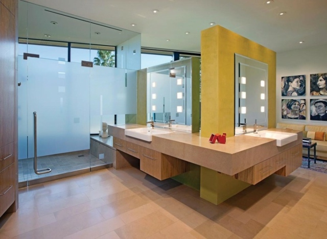 salle de bain colorée deco bois verre
