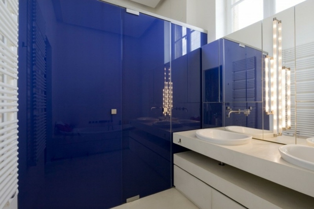 salle de bain design avec douche cabine portes bleues