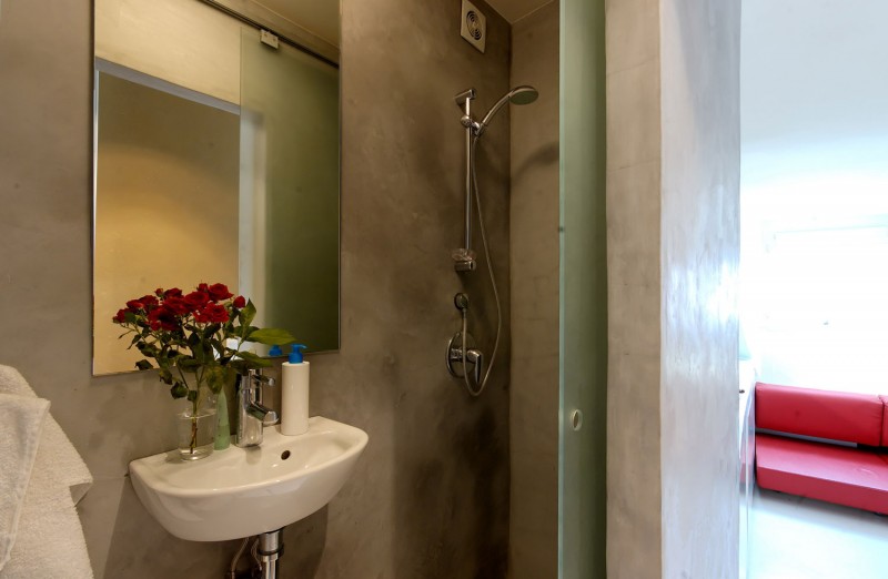 salle de bain petite jolie architecture durable écologique bioappart canapé rouge paris agence moderne