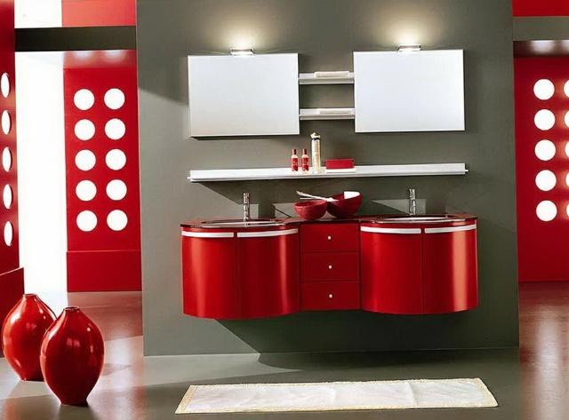 salle de bain colorée rouge