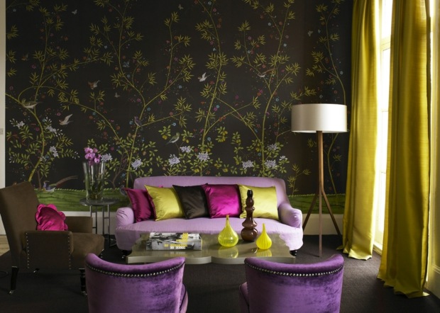 salon deco avec papier peint design motifs floraux