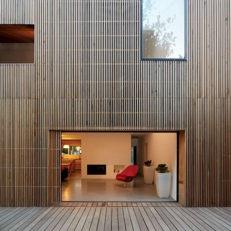 salon rez-de-chaussée chaise rouge design maison 2g moderne architecture extérieur bois designer avenier cornejo