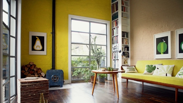 sol bois mur jaune salon simple