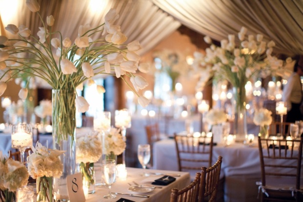 superbe décoration table mariage avec tulipes blanches