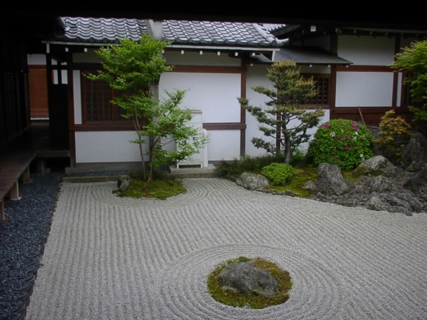 superbe jardin zen avec sable passé au rateau