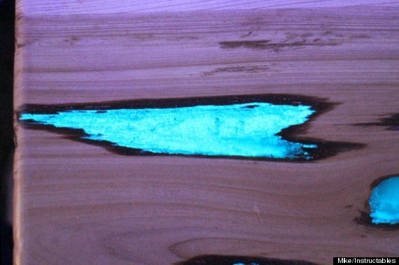 table  design detail rainure bleue phosphorescente