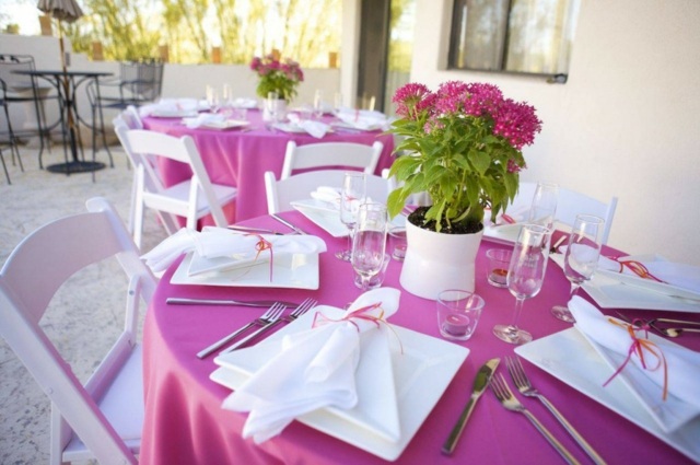table couleur rose pot fleurs