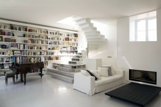 vaste salon ultra-moderne avec grand meuble bibliothèque