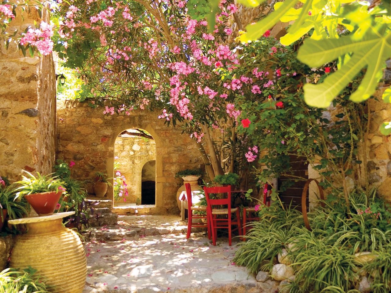 extérieur méditerrané chaise bois rouge végétation jardin méditerrané