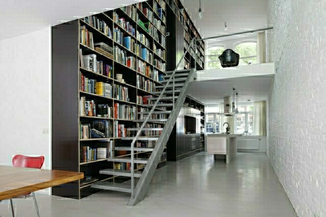 intérieur design maison escalier en métal bibliothèque