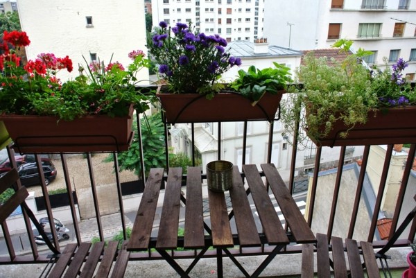 balcon aménagé et jardinières sur rambarde