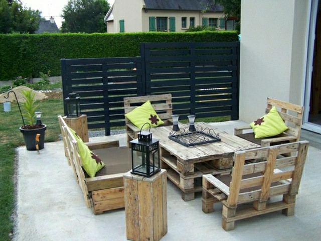 salon de jardin banc table de jardin en palettes idée originale aménagement écolo pas cher jardin