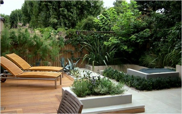 beau jardin moderne avec chaises longues