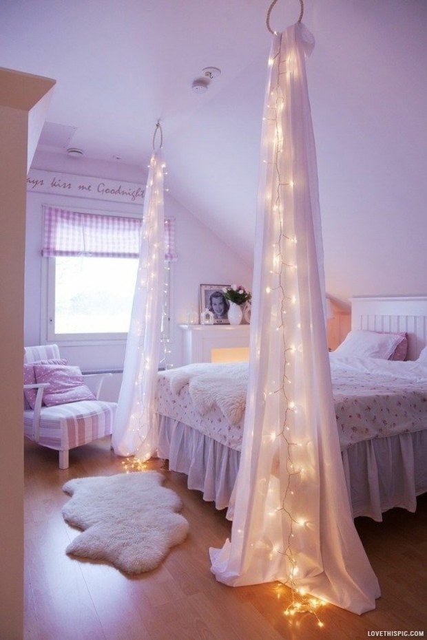 belle chambre blanche avec rideaux illuminés