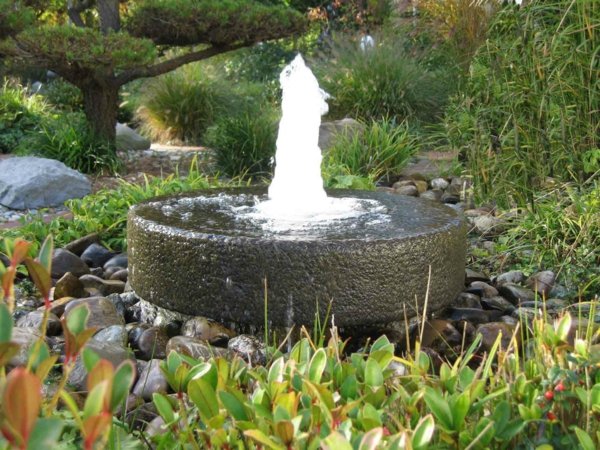 belle fontaine de jardin rustique