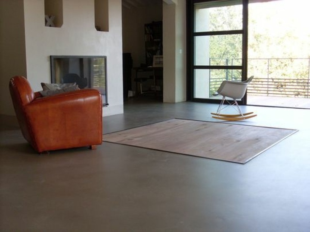 revêtement sol en béton salon canapé cuir design clean industriel moderne