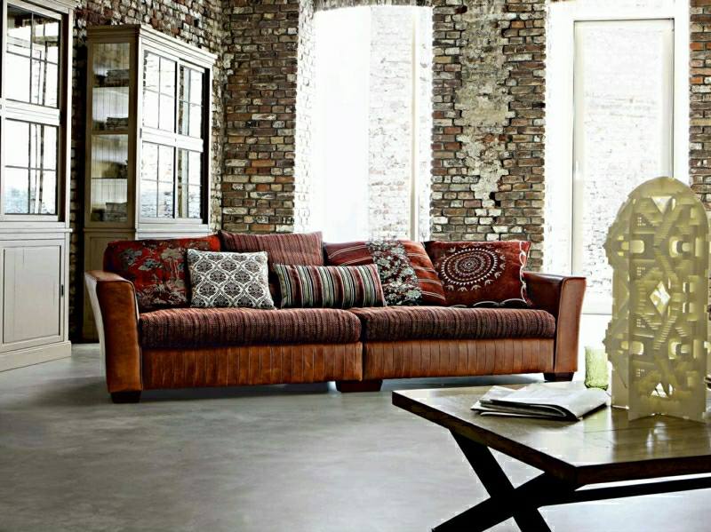 canapé design roche bobois meuble design couleur bordeau coussins aux motifs table en bois