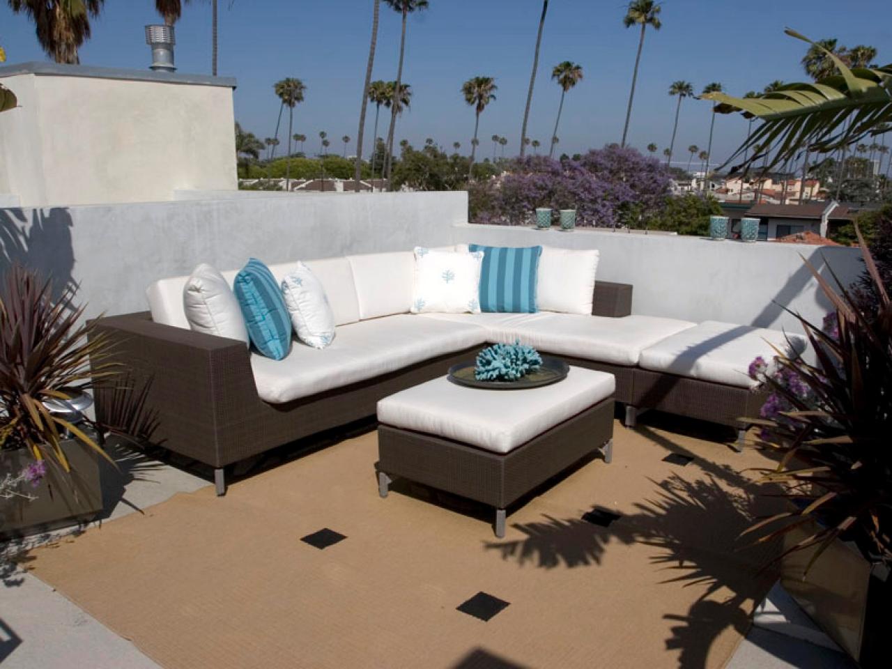 canapé design d'extérieur idée salon jardin minimaliste tapis beige
